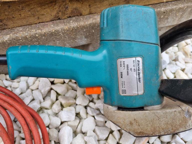 Black & Decker GC12-H1 30cm Corded Electric Hedge Trimmer