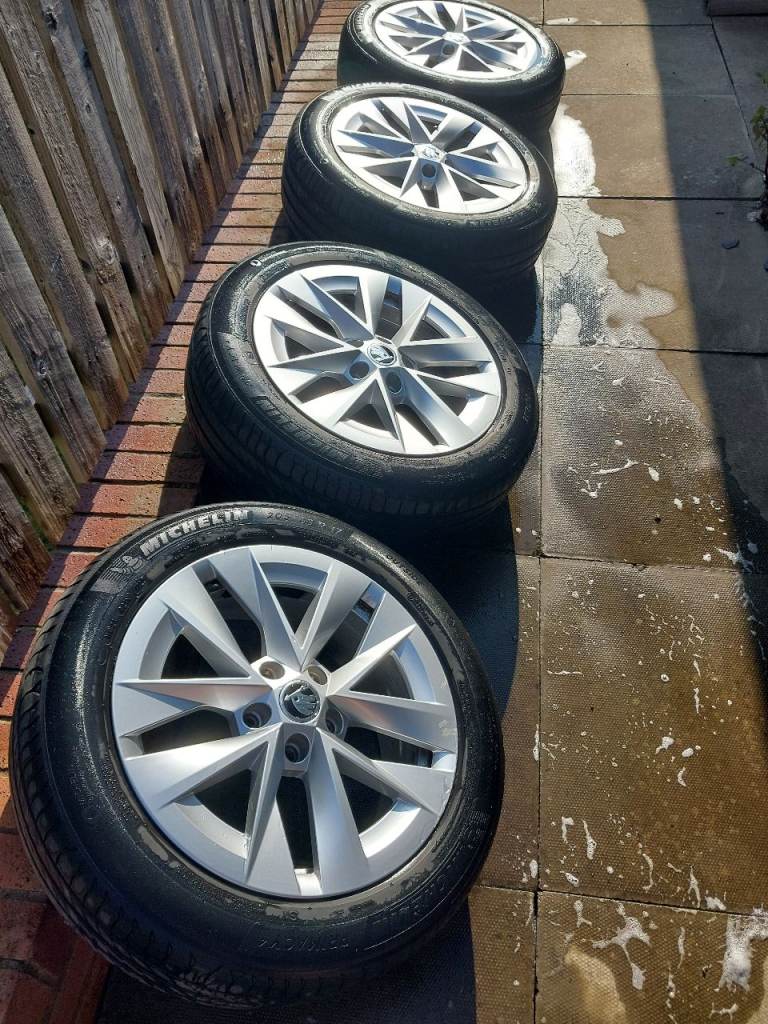 Set of 17" Skoda alloy wheels with Michelin Primacy 4 tyres (set of 4)