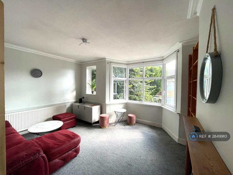 1 bedroom flat in Sydney Road, London, W13 (1 bed) (#2849910)