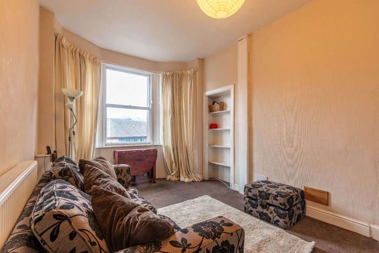 Stunning, modern, 1 bedroom flat with box room and views to Edinburgh Castle – available NOW