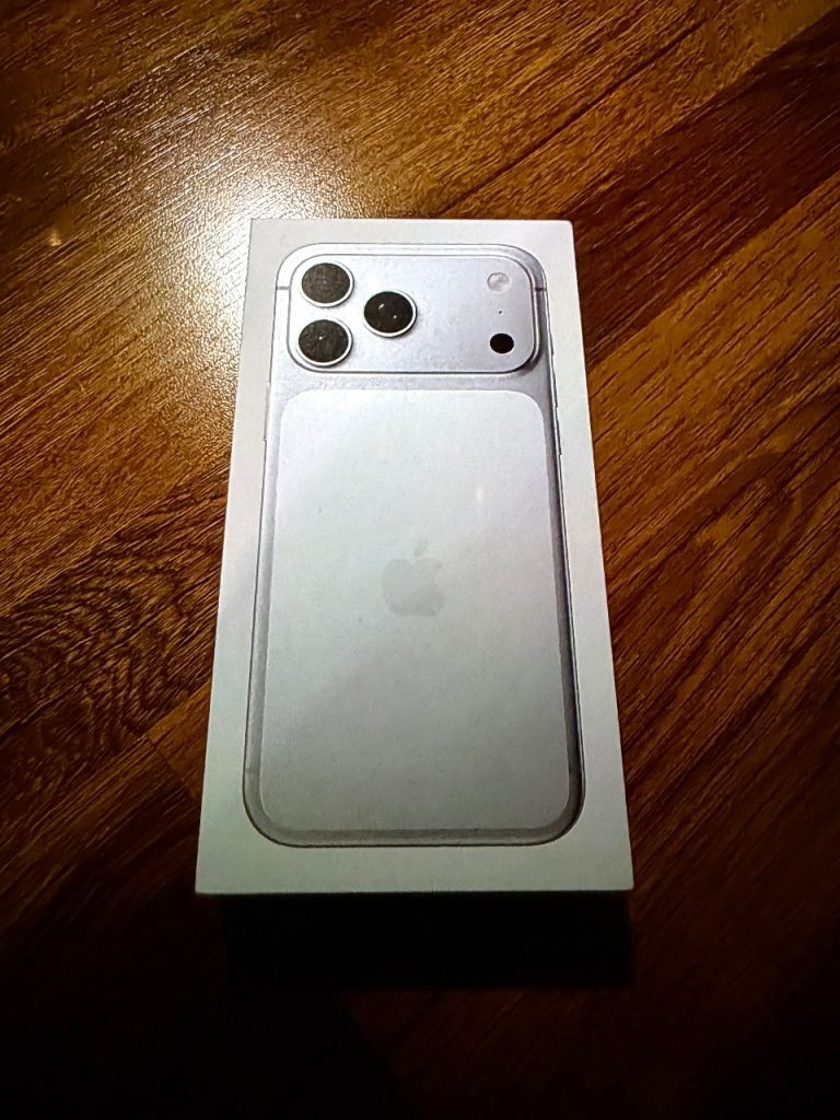 ** IPhone 17 Pro Max 256gb Silver/White Unlocked Boxed Like New **