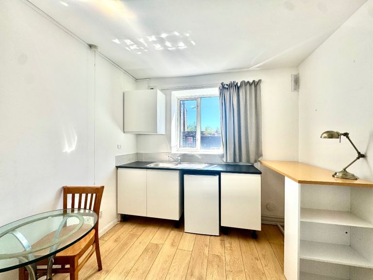 Great Size bedsit own bathroom and shared Kitchen, Holloway Road, Islington, London, N7 Ref: 625