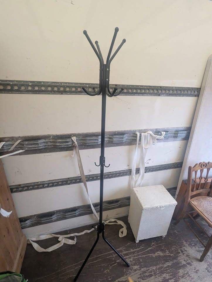 Black Metal Coat Stand / Hat & Jacket Rack – Sturdy Freestanding