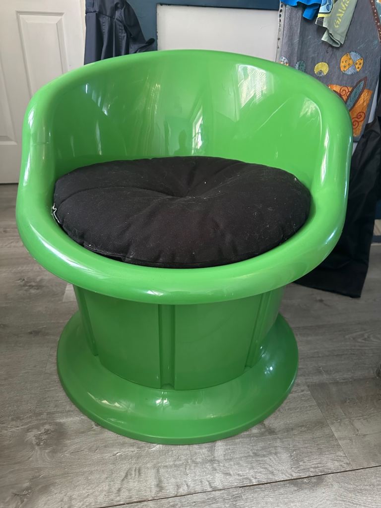 Kids seat woth storage 