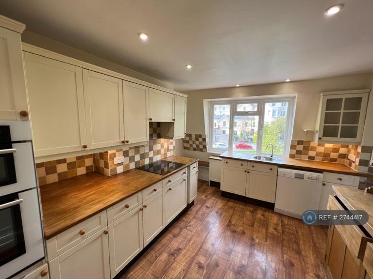 3 bedroom flat in Exeter Park Mansions, Bournemouth, BH2 (3 bed) (#2744417)