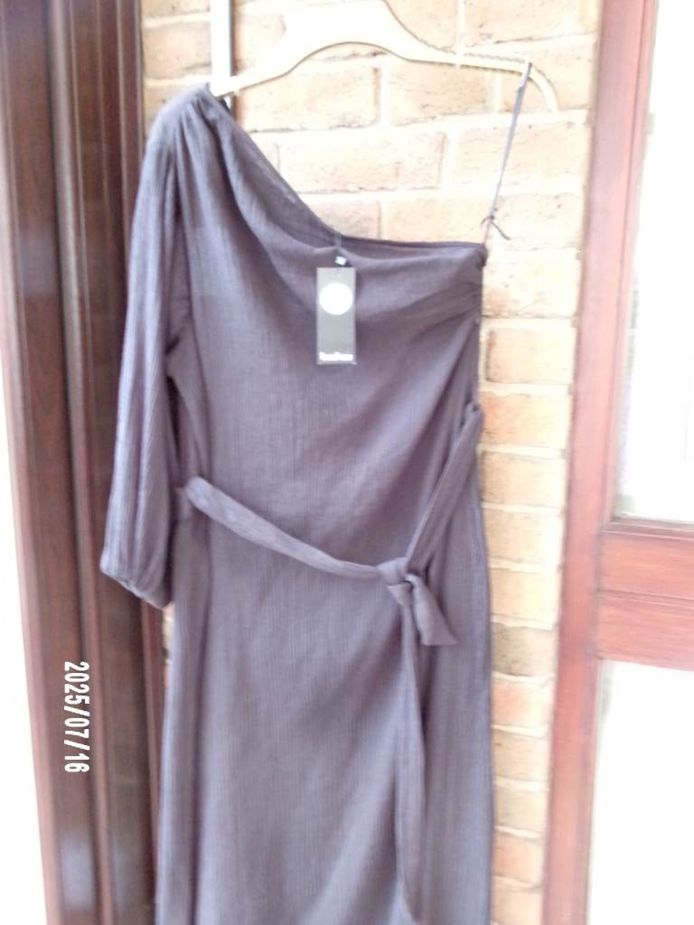 BNWT OFF-THE-SHOULDER MAXI DRESS. SIZE M