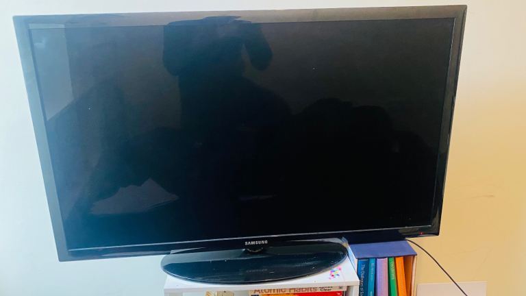 Samsung 50” Smart TV + Amazon Fire Stick – Excellent Condition