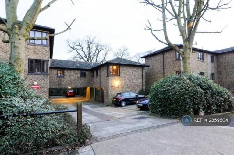 1 bedroom flat in Hillbury Road, London, SW17 (1 bed) (#2859804)
