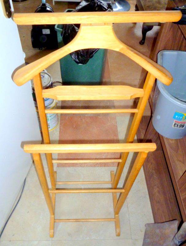  GENTLEMANS FLOOR STANDING VALET SUIT HANGER NIGHT STAND.