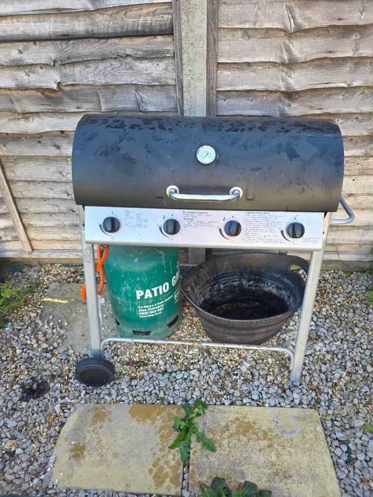 Gas bbq with cover 