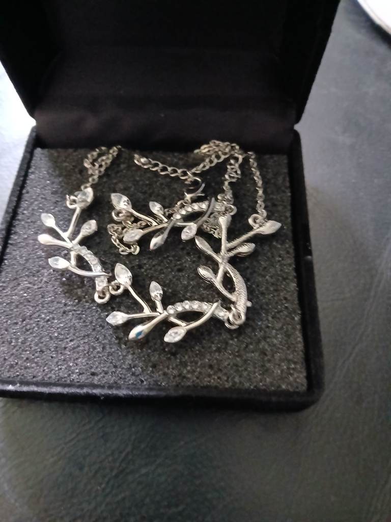 Ladies Silver Matching Bracelet and Necklace Set