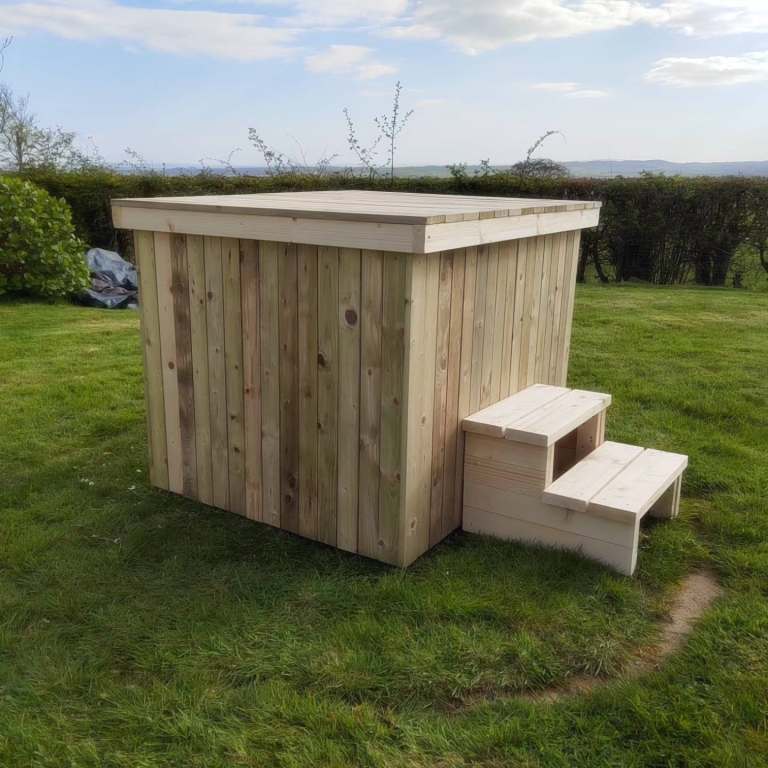 Cold water therapy tanks