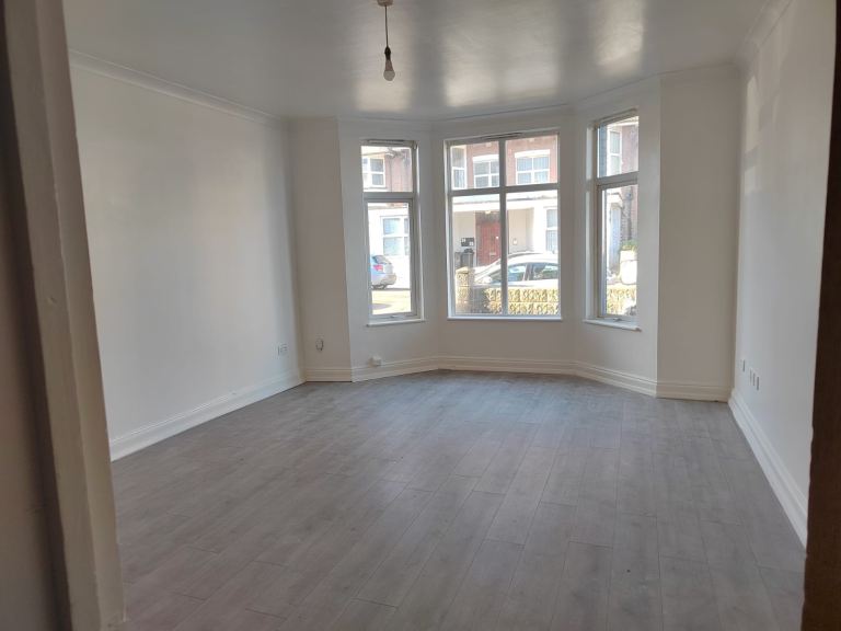 Extra Large Bright 2 Bedroom Flat available In Margate Suits Professionals