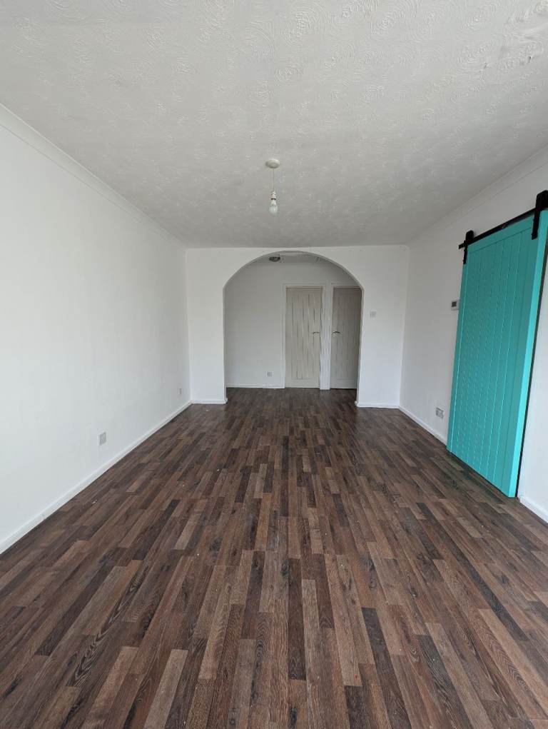 Stunning Newly Renovated 2-Bedroom Flat Available 