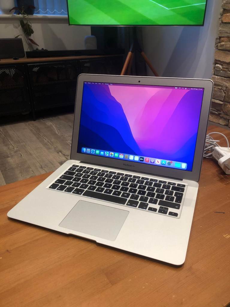Apple MacBook i5 Laptop 13.3" (MacOS Monterey 2021) With charger and boxed + free new wireless mouse