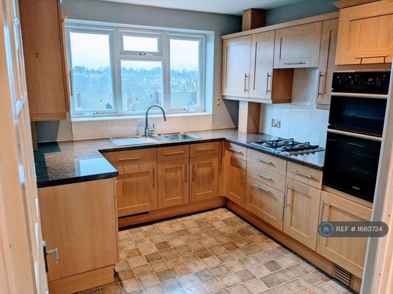 2 bedroom flat in Winchmore Hill Road, London, N21 (2 bed) (#1680724)