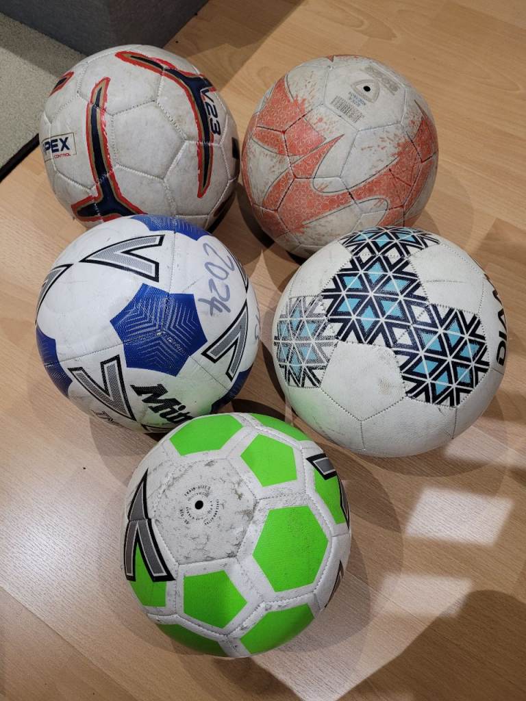 Footballs x5 (x4 Size 4, x1 Size 3)