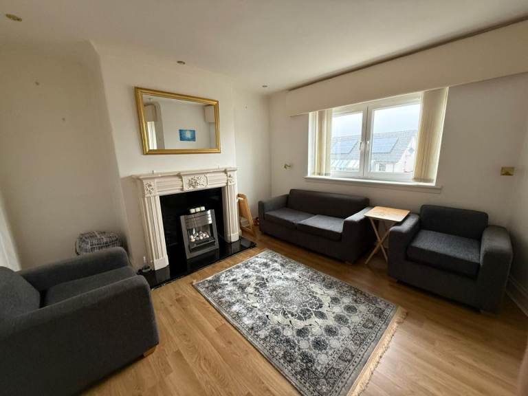 Spacious and bright 2 bedroom flat with private balcony and large communal back garden. 