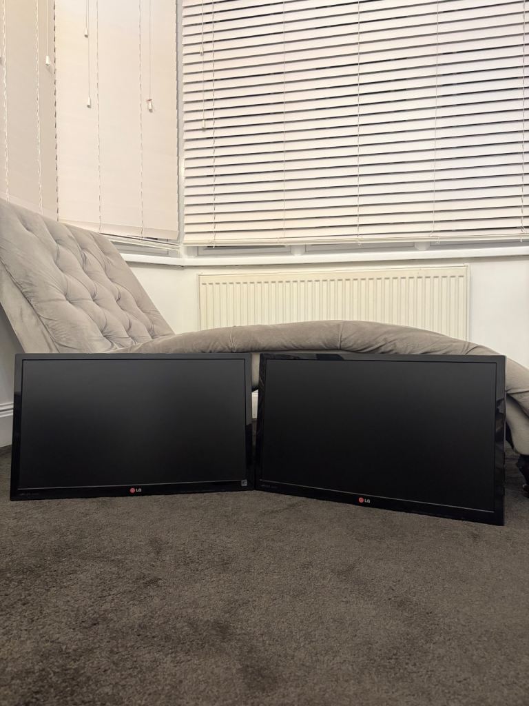 Dual LG 24” HDMi monitors FULL HD