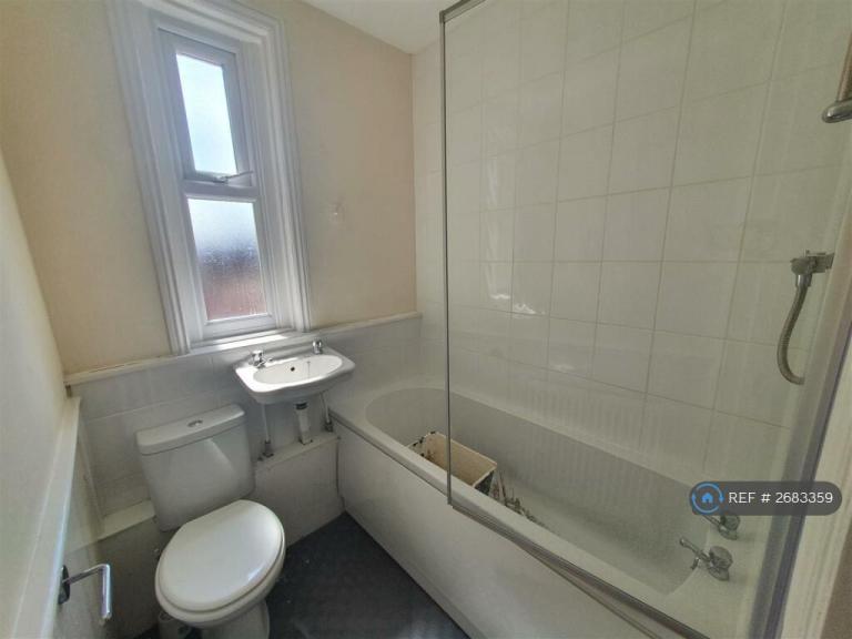 2 bedroom flat in Worthing Road, Southsea, PO5 (2 bed) (#2683359)