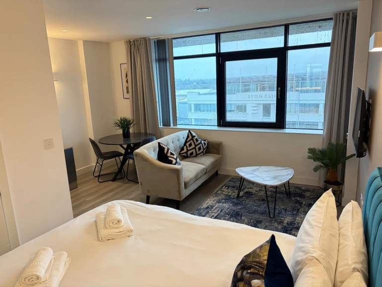 Modern Block Concierge Lift 1st Floor Studio Flat Gardens Car Park Very Near Rail Bus Tesco