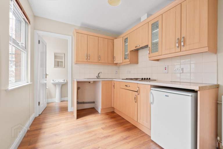 Kitchen units/cabinets, extractor, hob, sink and worktop