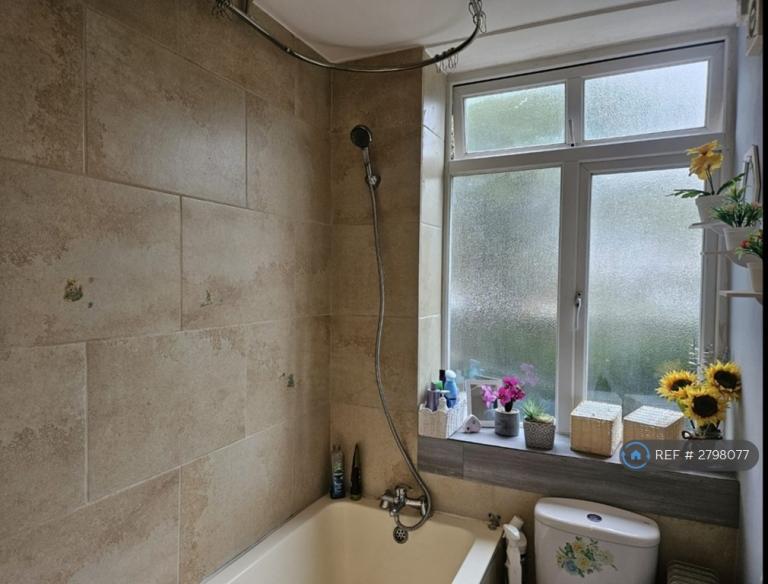 Studio flat in Dagnall Park, London, SE25 (#2798077)