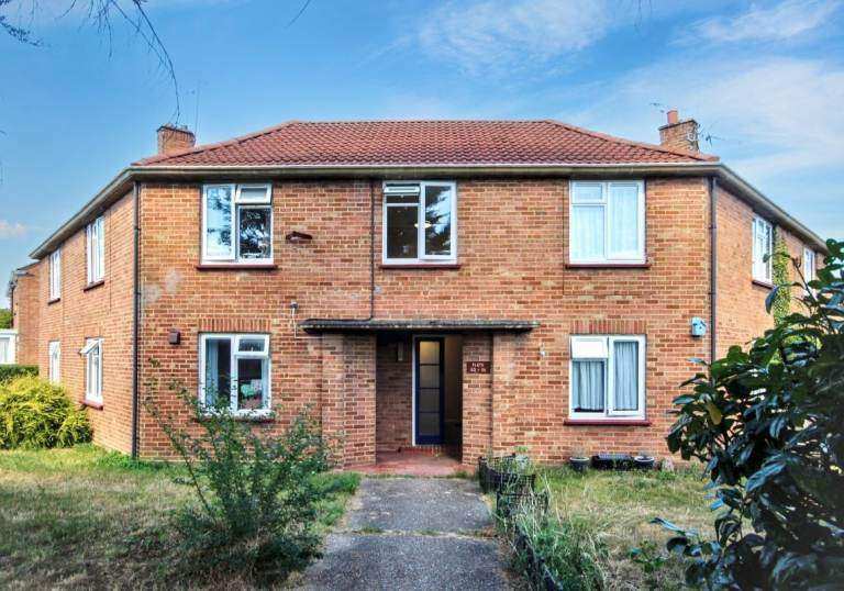 Refurbished 2/3 bedroom top floor ( first floor) flat to rent in Uxbridge, private garden