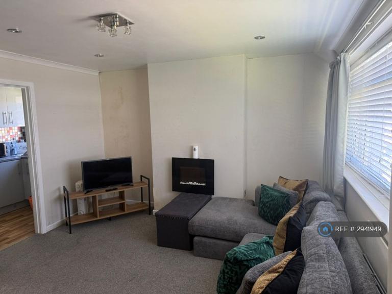 1 bedroom flat in Barnfield Court, Southampton, SO19 (1 bed) (#2941949)