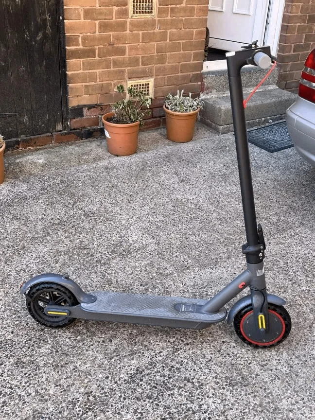 aovopro es80 electric scooter, full working condition, comes with charger