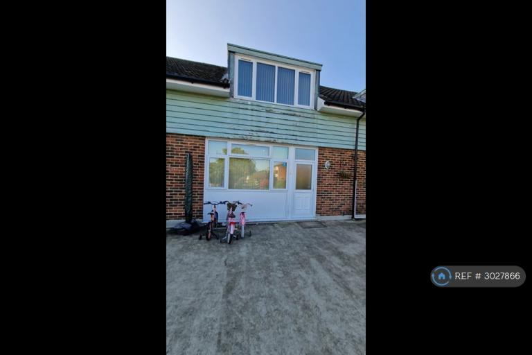 2 bedroom flat in Chenies Parade, Amersham, HP7 (2 bed) (#3027866)