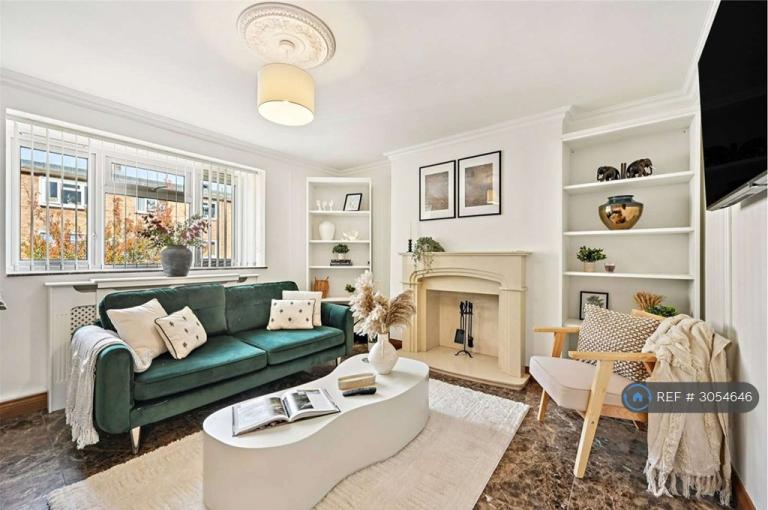 3 bedroom flat in Chiswick, London, W4 (3 bed) (#3054646)