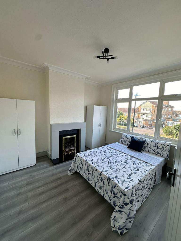 🌸Bright Double Room with Large Window & Outdoor Space | Bruce Grove, N17!