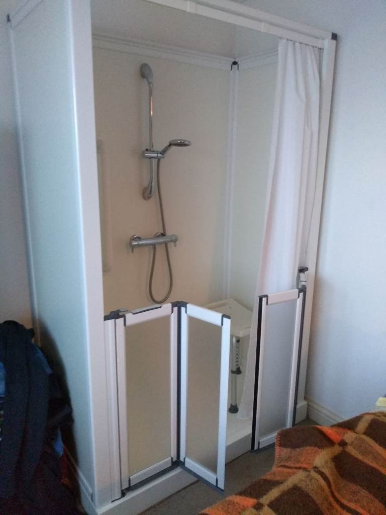  SWIFT FIT ALL IN ONE SHOWER IN WHITSTABLE  REDUCED Width = 125cms ; Depth = 71cms ; Height = 196cms