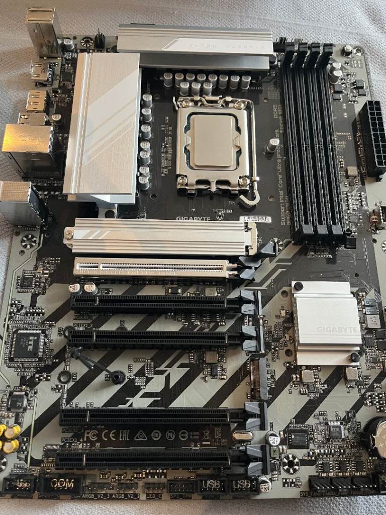 Intel 265k ultra core plus b860 ds3h motherboard - both item are as new as new.