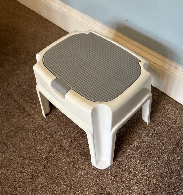 Plastic Step Stool with Storage  H12in/30cm W13in/33cm D10.5in/27cm Good condition  J364
