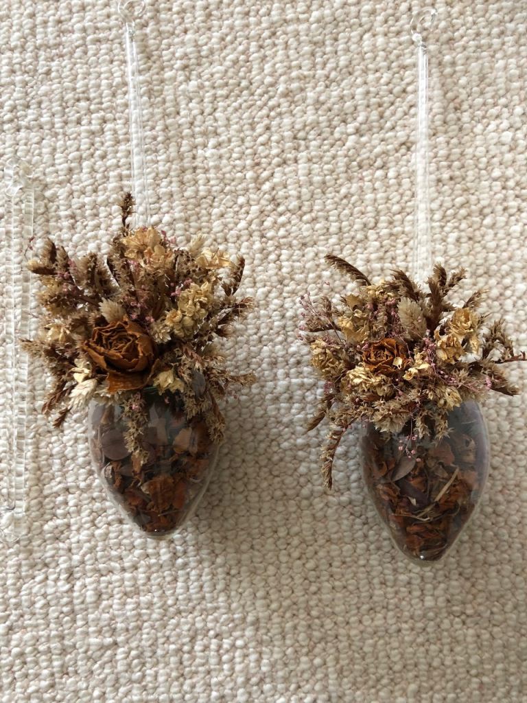 2 Decorative Ornamental Dried Flowers in a Glass Ball which can be hung on the wall (2)