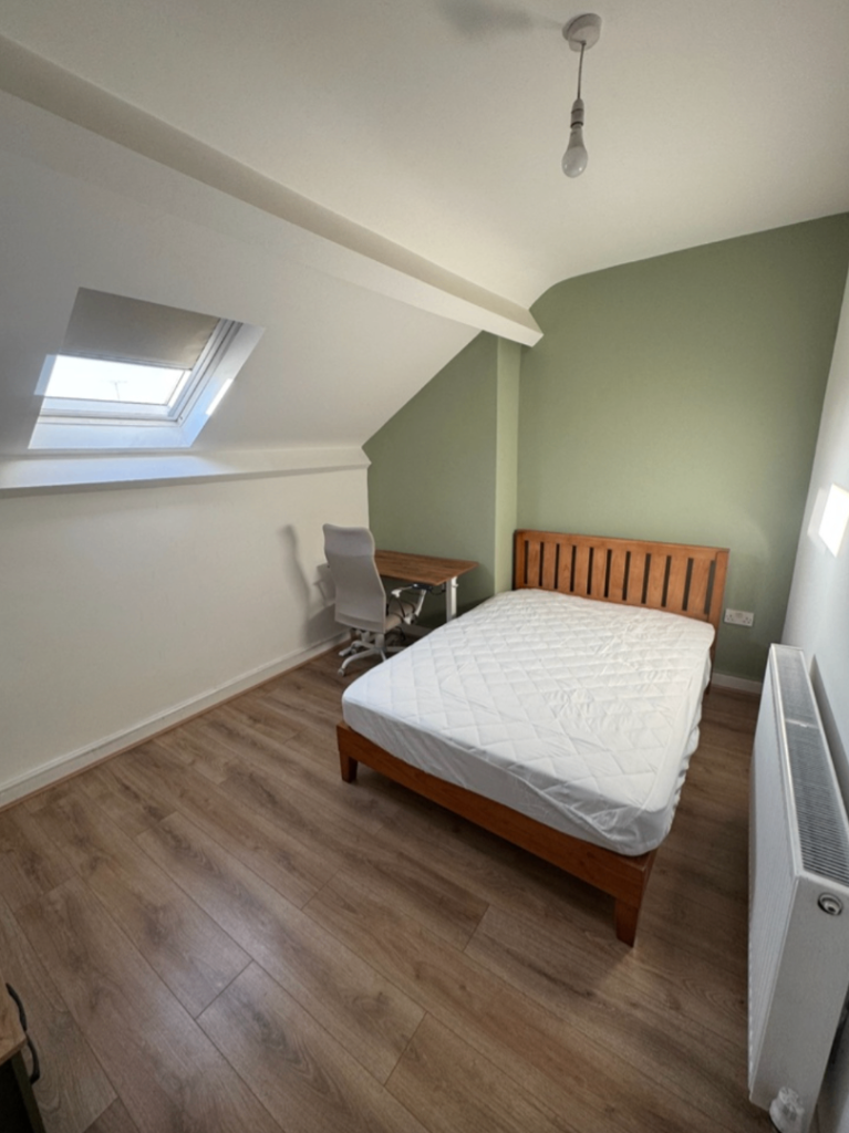 Luxurious, Airy Double Bedroom In Centre of Bradford