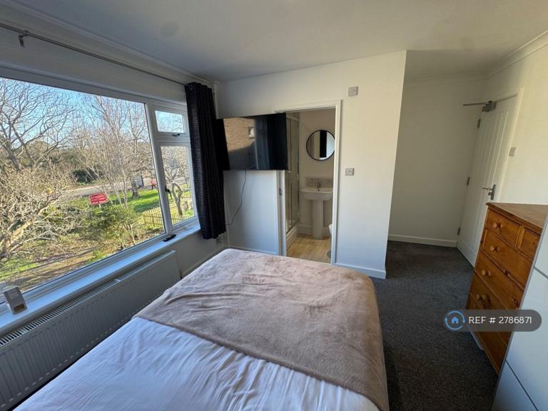 1 bedroom in Landon Court, Gosport, PO12 (#2786871)