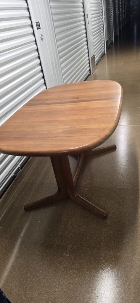 Glostrup Teak dining table with insertable leaves 