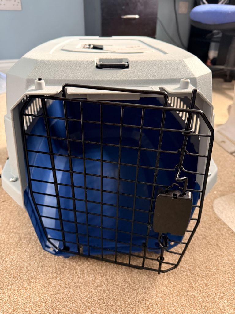 Large Plastic Pet Carrier for cats, puppies, rabbits