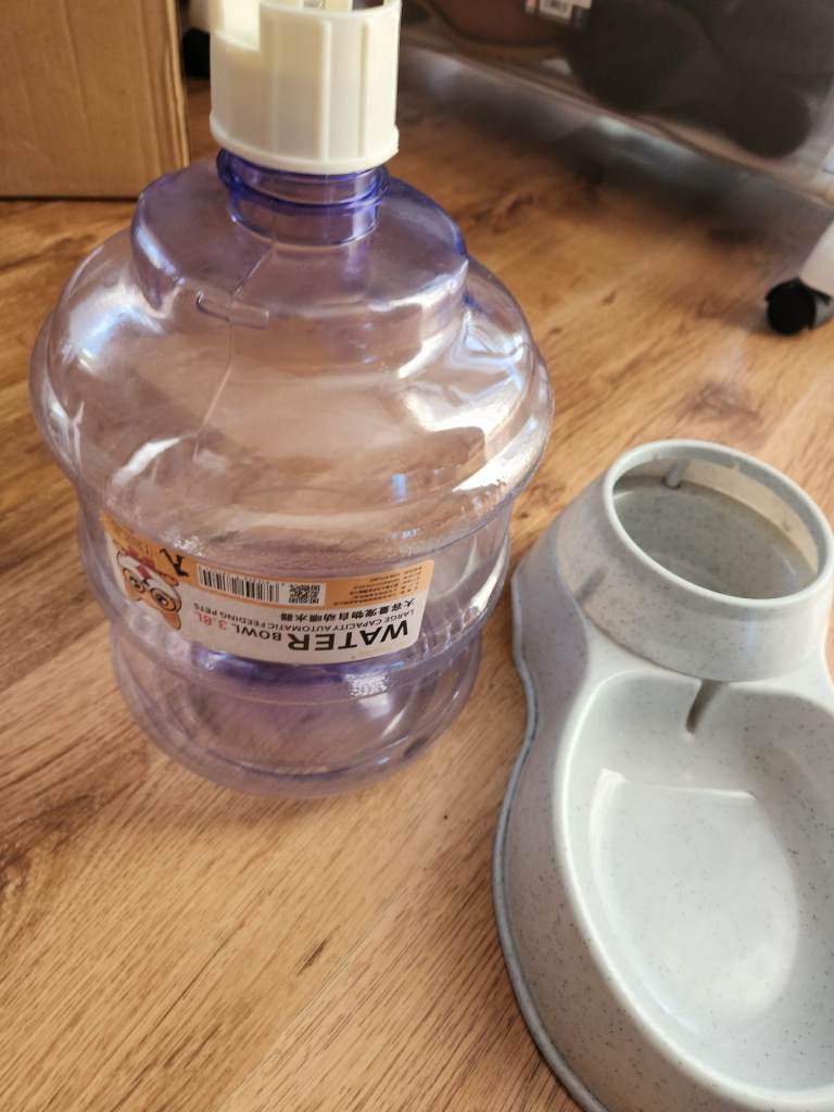 Automatic pet feeder