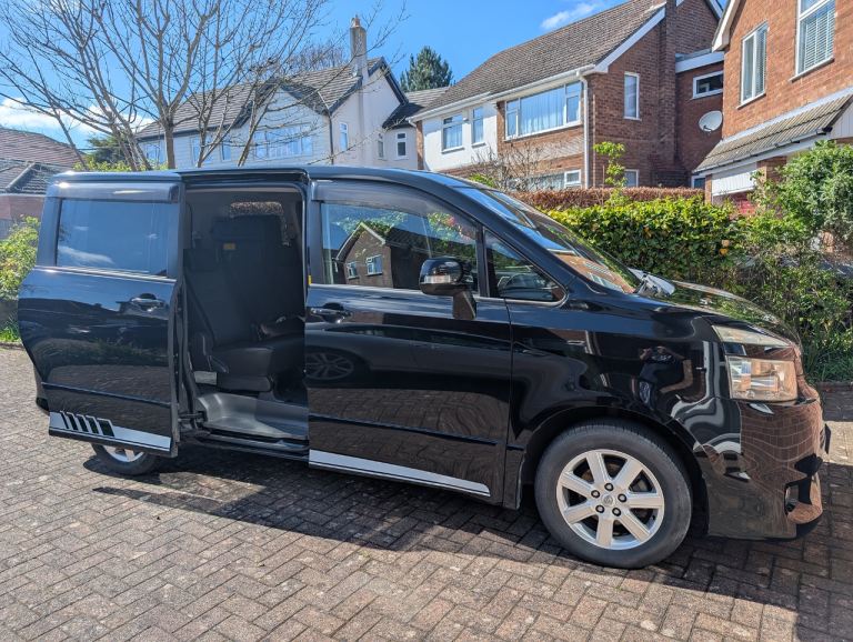 Toyota Voxy 2.0 Auto