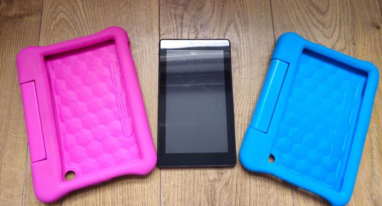 Fire 7 Tablet ( 9th Gen) • Good condition • 2 Colours Cases