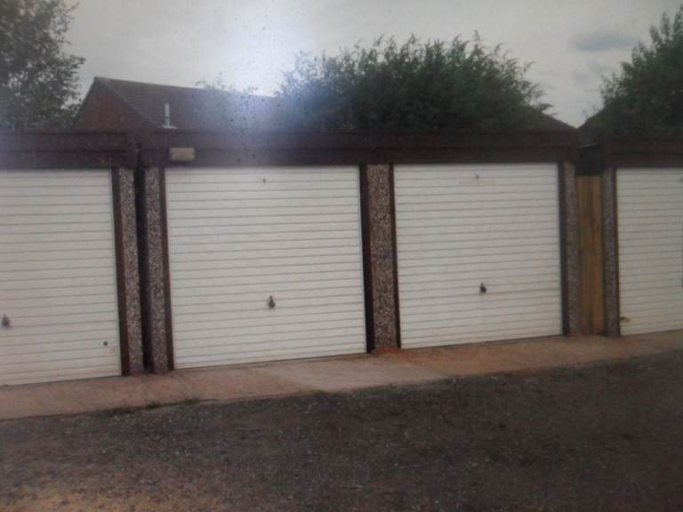 LOCK UP GARAGE TO LET IN WEST BROMWICH