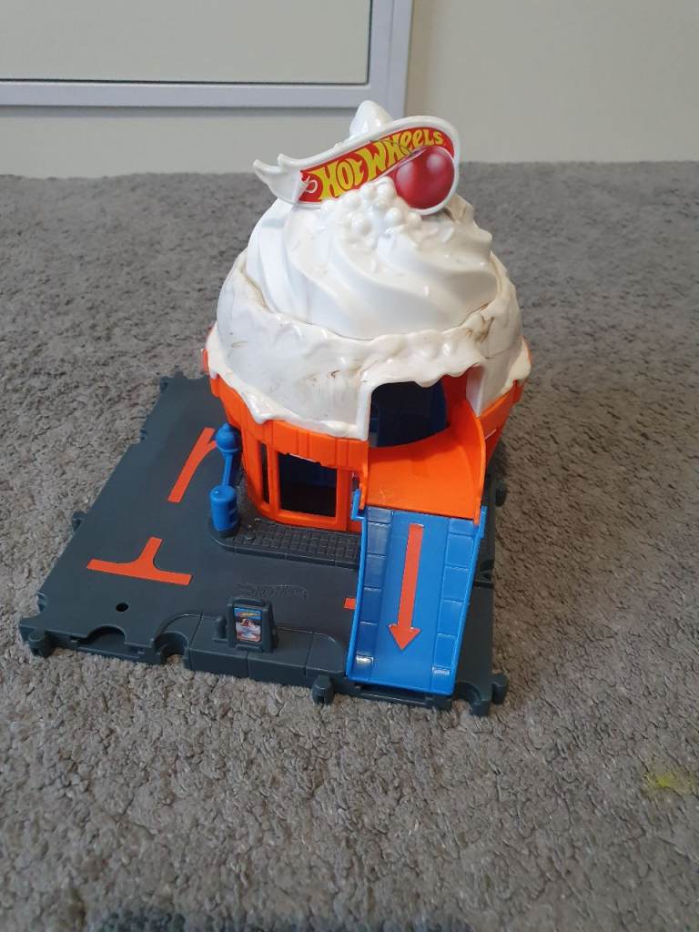 Hot Wheels Ice Cream Shop Playset – Good Condition