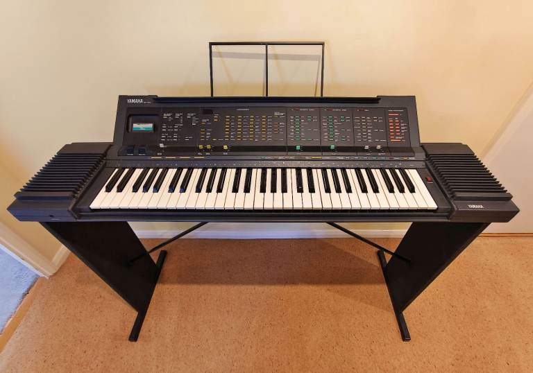 YAMAHA PORTATONE KEYBOARD