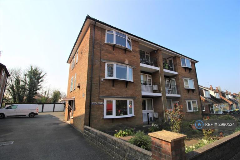 1 bedroom flat in Ashwood Road, Fulwood, Preston, PR2 (1 bed) (#2990524)