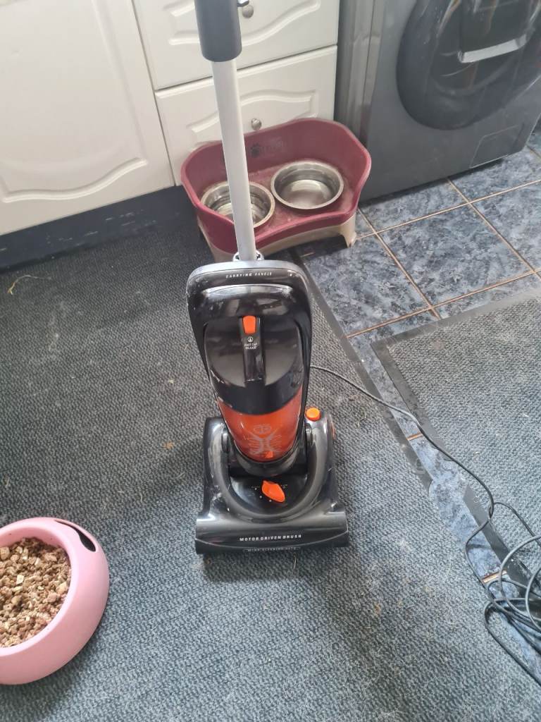 Powerful upright vacuum cleaner 
