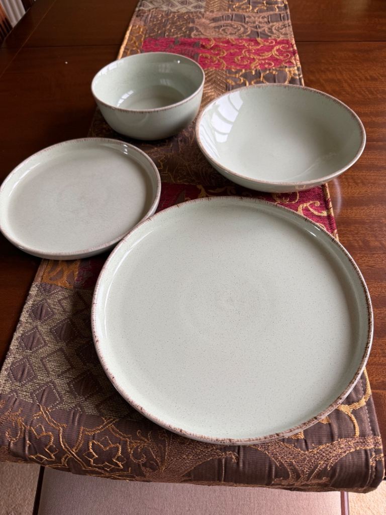 Pure Living 24 piece dinner service